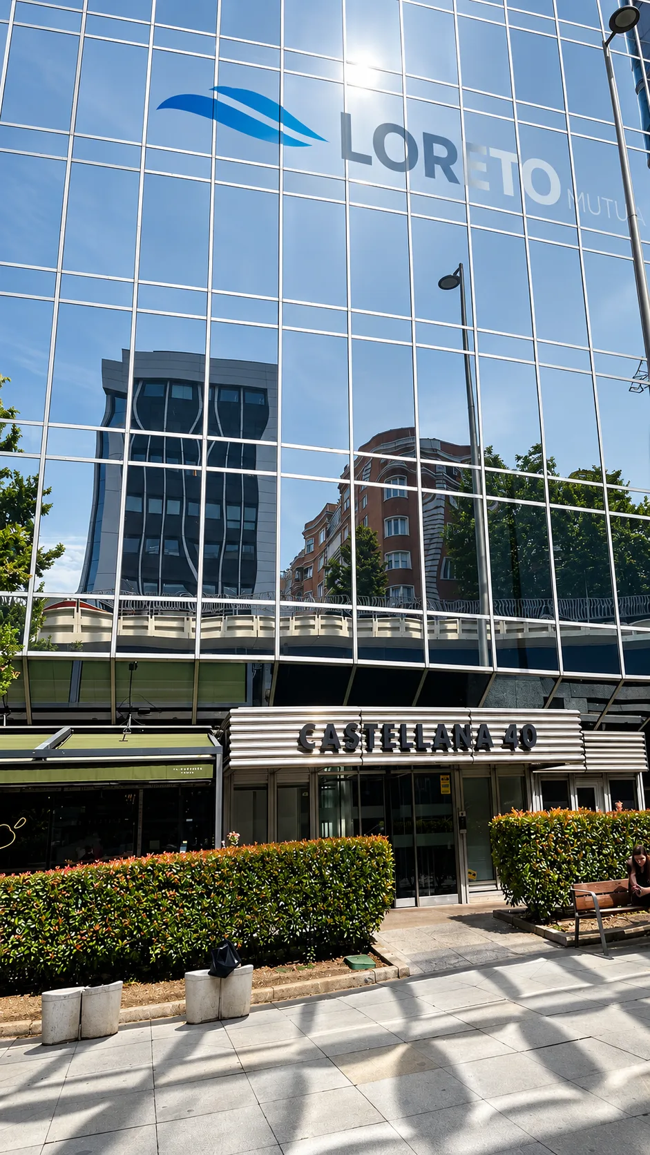 Entrada del edificio Castellana 40 en el Paseo de la Castellana, Madrid